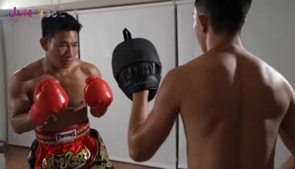 เย็ดท่าจระเข้ฟาดหาง มวยไทยดังไกลนายน้อยนายแบบไทยเจอกับ  เอ็ดหนุ่มจีนลงลิ้นล้วงตูดขยี้ให้หายคันถึงกับคราง ยัดควยขยายรูเย็ดสดเล่นท่า แตกในไหลเยิ้ม