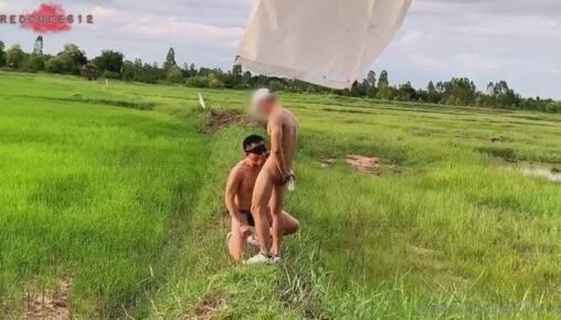 เจ้าพ่อOutdoorเกย์เมืองไทย พี่เรด Reddude โชว์เย็ดกลางท้องนาโล่งๆกลางวันแสกๆ แก้ผ้าหมดไม่อายใครน้ำแตกจะๆเลอะเต็มตัวที่เถียงนา