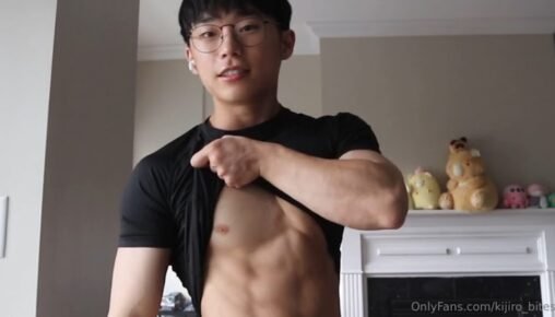 คิจิโระ อินฟลูนักกล้ามหน้าหล่อคนดัง วันนี้เขามารีวิว sex toy เป็นไฟฉายชักว่าวจะเสียวแค่ไหนกัน แน่นอนว่าคนหล่อเสียวยังไงก็ยังหล่อ ควยแข็งน้ำแตกเลย