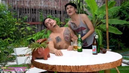 เมาเหล้าหรือจะเท่าเมารัก ลุงหนุ่ม พิรศักดิ์เมาทุกวัน หลานชายบอลเห็นควยใหญ่ของลุงแล้วเงี่ยนเลยลักหลับ ลุงโมโหเลยจับเย็ดติดใจเพราะรูตูดหลานชายฟิตมาก