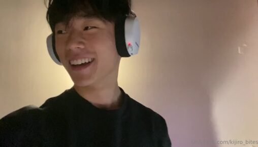 คิจิโร่ อวดPCเครื่องใหม่ของเขาซึ่งจะใช้ตัดต่อคลิปแทนNotebookที่พังไป แน่นอนว่าเขาก็อวดควยของเขาชักว่าวไปด้วย คนหล่อทำอะไรก็ได้ เงี่ยนยังไงก็หล่อ