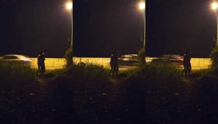 สองหนุ่มนิยมOutdoorตัวพ่อของวงการ โชว์ความเงี่ยนเย็ดกันริมถนน มีมอเตอร์ไซค์และรถยนต์วิ่งผ่านแบบไม่ทันคาดคิด ตื่นเต้นมาก