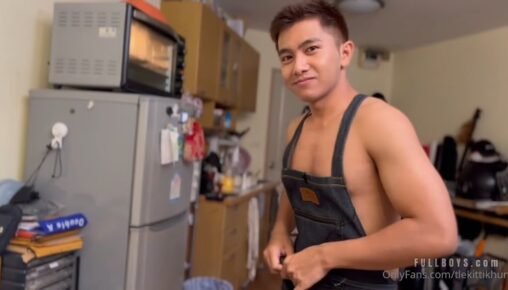 เติ้ลกิตติคุณ แสดงฝีมือเข้าครัวทำพิซซ่าสูตรเด็ด แต่ระหว่างรออบพิซซ่าเขาเกิดเงี่ยนขึ้นมาเลยชักว่าวโชว์น้ำแตกไปพลางๆ