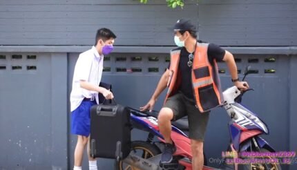 พี่วินมอเตอร์ไซค์ใจดีช่วยถือกระเป๋าให้น้องนักเรียนขี้อ้อนหลังจากขี่มาส่งถึงหอพัก งานนี้น้องนักเรียนจ่ายทิปหนักแต่จะหนักแค่ไหน ต้องตามมาดูกัน