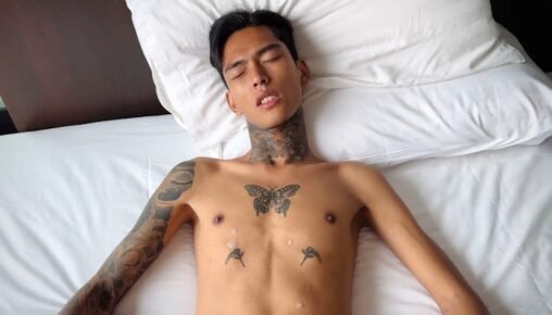 เล่นควยน้องเจมส์จนน้ำเยิ้ม โดนเย็ดไปด้วยโดนจับชักว่าวไปด้วย อย่างนี้ก็ฟินสิครับ วัยรุ่นรอยสักสุดเท่ยอมให้เย็ดเพราะความเงี่ยน เย็ดสดเข้าสุดออกสุดเสียวตลอดลำควย ครางจนน้ำแตก