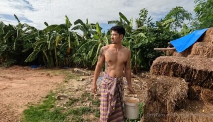 โรมภานุพงศ์ หลบร้อนมาชักว่าวเสียวในฟาร์มเห็ดฟาง กำลังฟินดันมี ไอ้โม่งเข้ามา เลยตามเลยโดนมันจับชักว่าวจนน้ำแตก