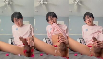 นายตั้ม ทวิงกี้ ต้าวแว่นน่ารัก วัยรุ่นตัวตึงโชว์ชักว่าวท่ามกลางกลีบกุหลาบ เปิดคลิปดูไปด้วยเลยเงี่ยนมาก อารมณ์มาควยแข็ง น้ำจะแตกแล้วครับพี่