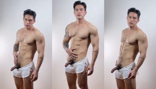 บอยซ์ ทักษกร นายแบบนักกล้ามชาวไทยไซส์ฝรั่งหุ่นสูงใหญ่ถ่ายแบบชักว่าวโชว์ดูคลิปในมือถือแล้วเงี่ยนเสียวควยฟินจนน้ำแตก