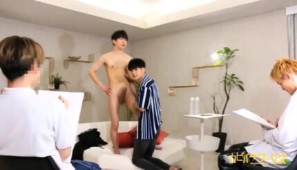 2หนุ่มวัยรุ่นมาเป็นแบบวาดรูปเปลือย แต่จิตรกรขอให้อมควยกันเย็ดโชว์ ควยใหญ่มากทั้งคู่ พวกเขาต้องเย็ดโชว์สารพัดท่าเงี่ยนกันทั้งสตูดิโอ สุดท้ายน้ำแตกใส่ปาก