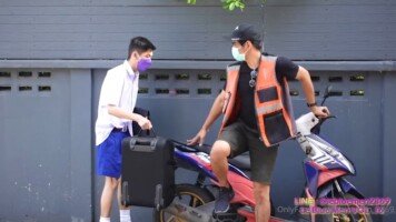 พี่วินมอเตอร์ไซค์ใจดีช่วยถือกระเป๋าให้น้องนักเรียนขี้อ้อนหลังจากขี่มาส่งถึงหอพัก งานนี้น้องนักเรียนจ่ายทิปหนักแต่จะหนักแค่ไหน ต้องตามมาดูกัน