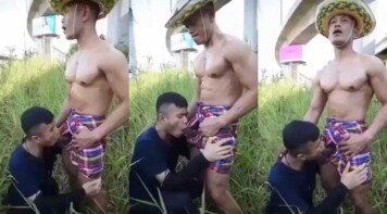 อมควยหนุ่มผ้าขาวม้ากล้ามใหญ่ Outdoorในทุ่งหญ้าใต้ทางด่วนกลางวันแสกๆ พี่เขาเงี่ยนมากโยกควยใหญ่ๆเย็ดเต็มปากจนน้ำแตก