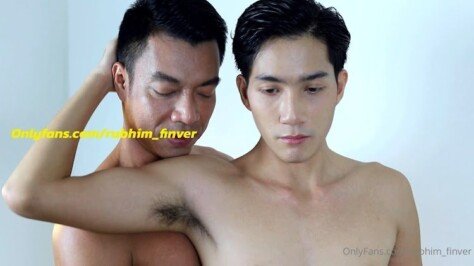 ระหว่างเทรนเจตน์แปลกใจควยนายมาโดนตูดเราเทรนเนอร์ภูริบอกอย่าคิดมากผู้ชายเหมือนกัน และชวนถ่ายแบบคู่กันแต่เอ๊ะทำไมต้องจับควยด้วย อ๋อ เป็นท่าโพสน่ะ งานนี้คงมีเย็ดกันแน่ว่าแต่ใครเย็ดใคร?